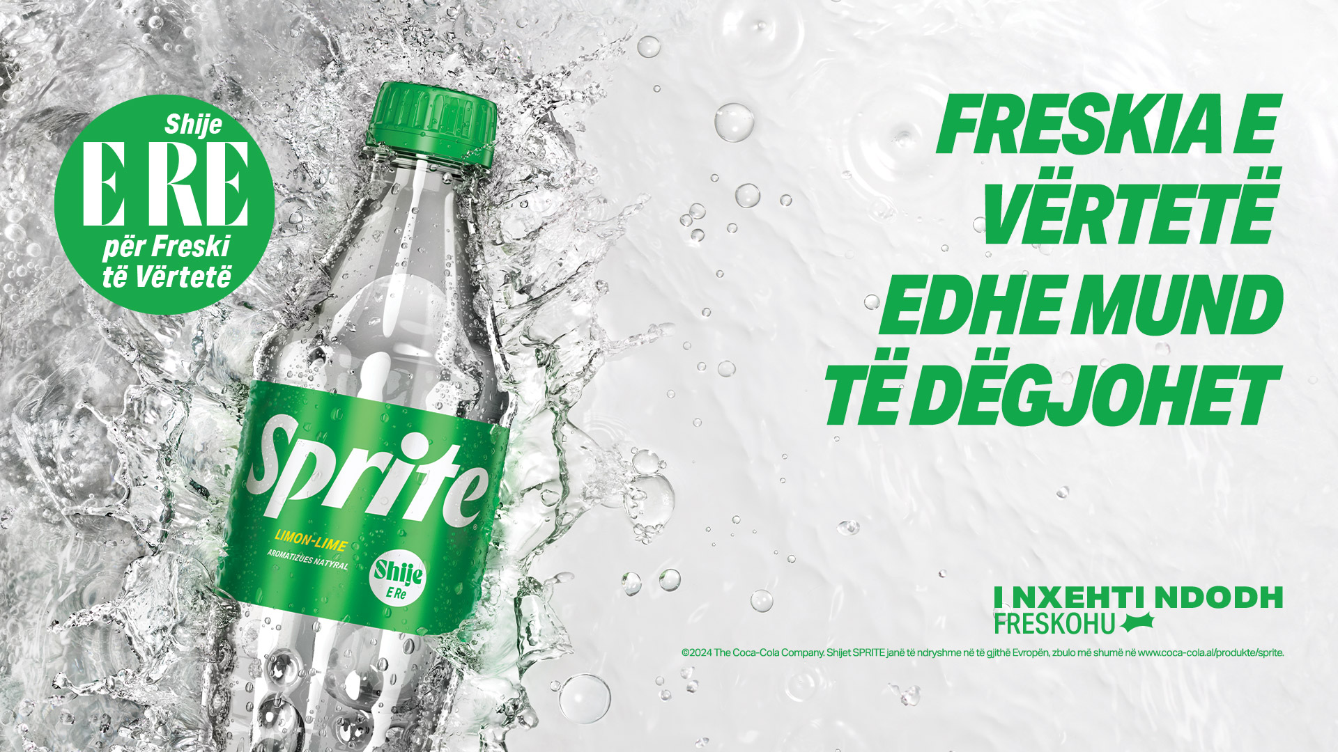 Shishe Sprite me kapak jeshil dhe etiketë jeshile duke u spërkatur me ujë dhe akull. Reklamë Sprite për freski.