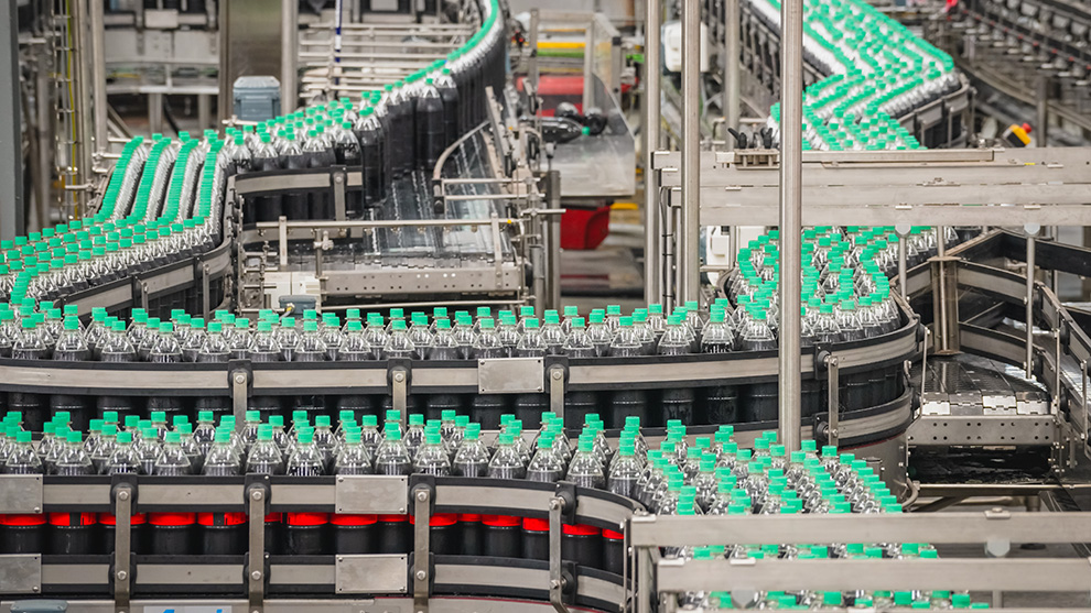 Línea de producción de Coca-Cola con botellas retornables