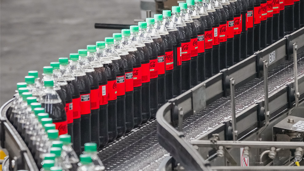 Línea de producción de Coca-Cola con botellas retornables