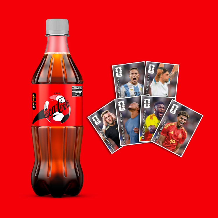 Botella Coca-Cola con figuritas físicas.