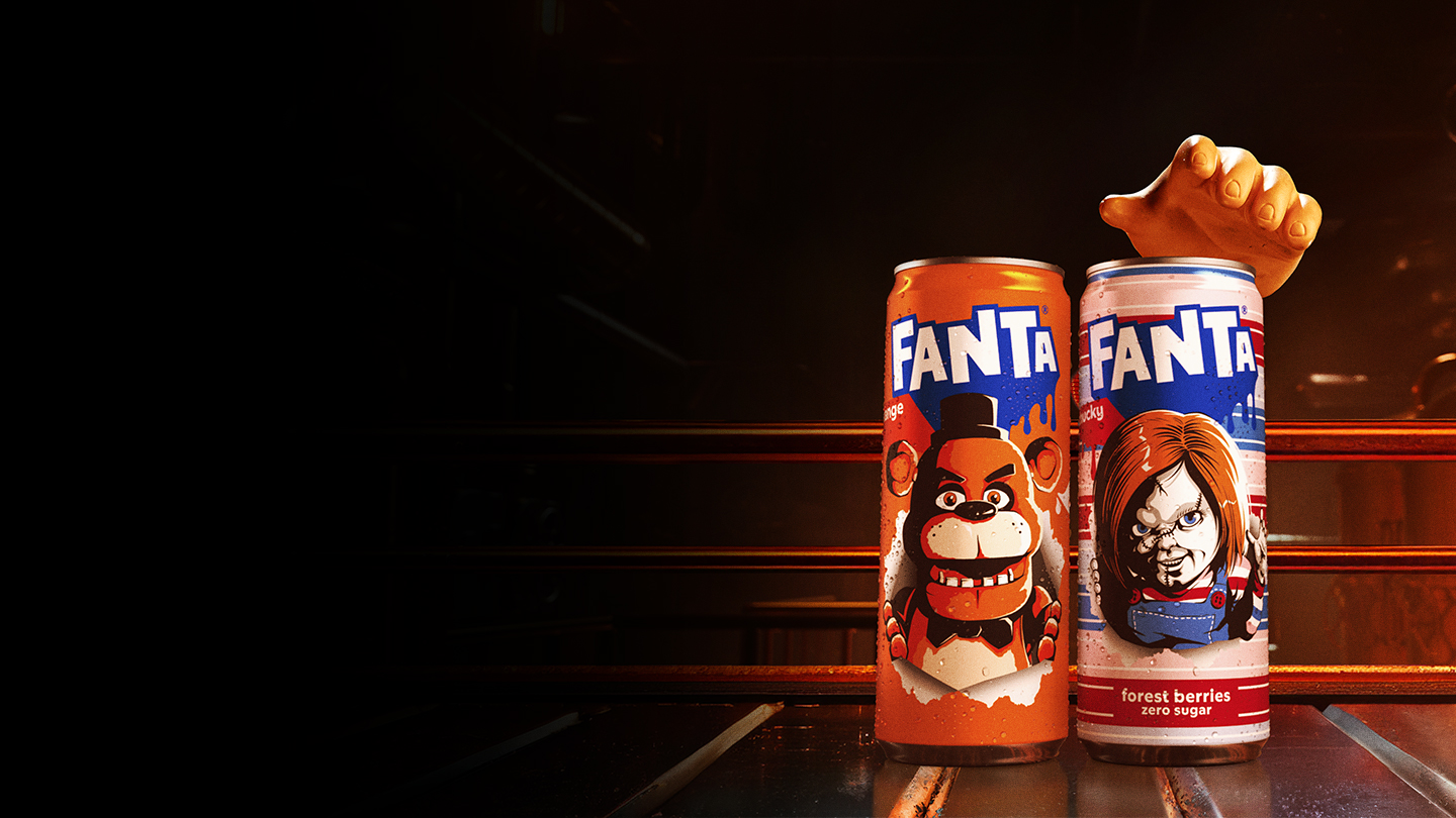 Die Hand von Chucky aus „Child’s Play“ greift nach der neuen Fanta-Dose in der Chucky-Geschmacksrichtung.