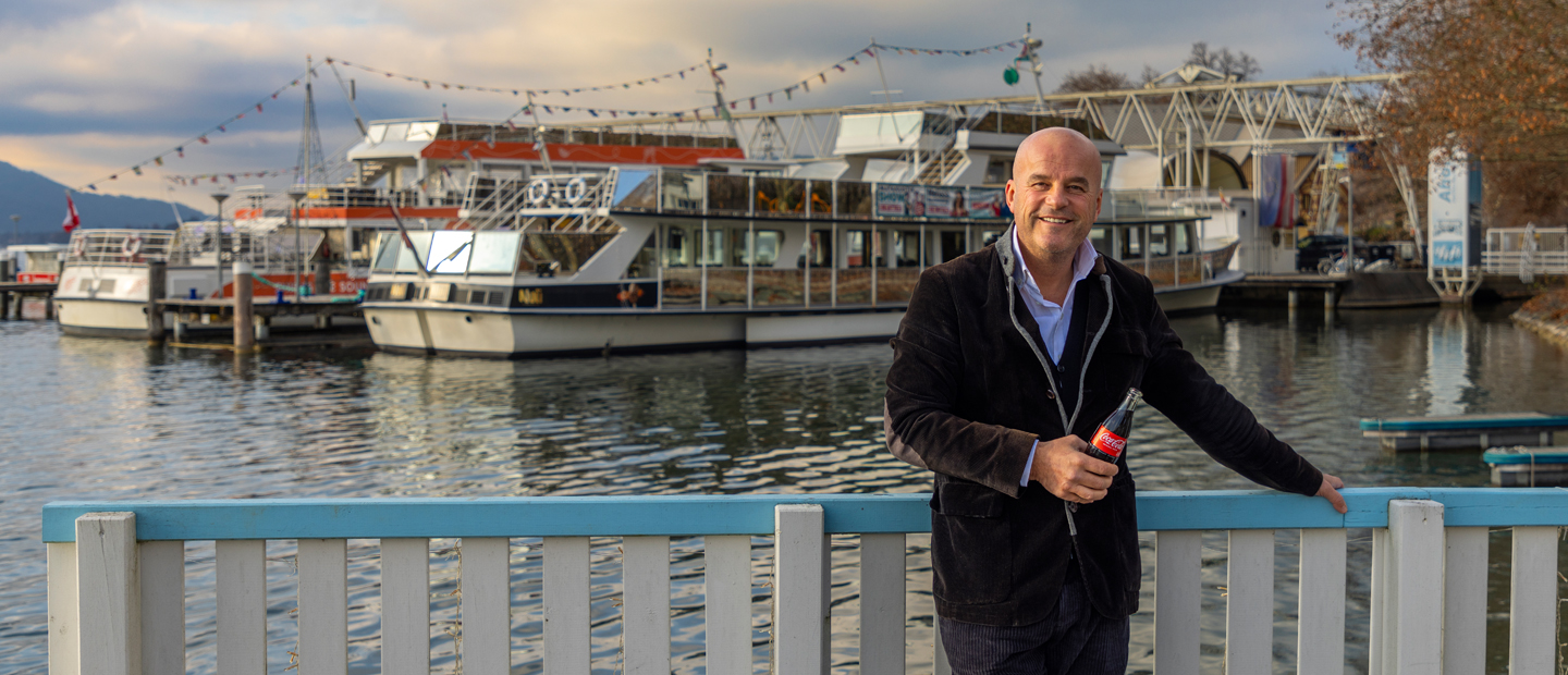 Selfmade-Unternehmer Martin Ramusch mit Coca-Cola Flasche in Hand