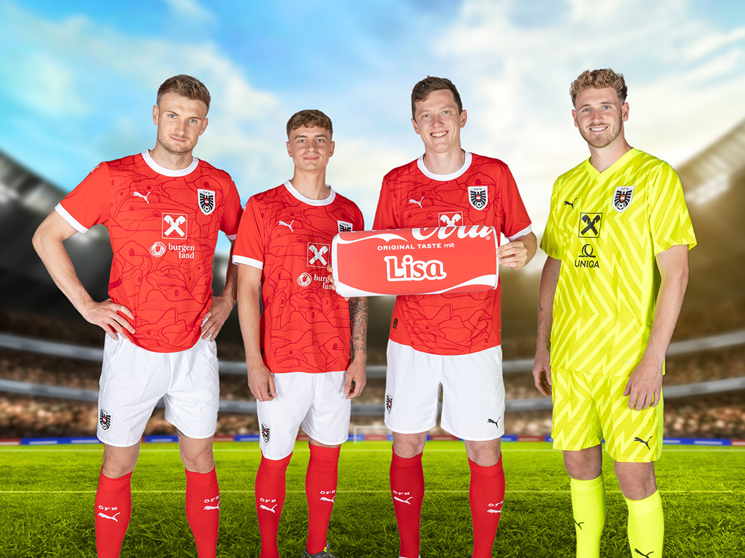 Michael Gregoritsch, Saša Kalajdžić, Nicolas Seiwald und Patrick Pentz präsentieren die personalisierte Coca-Cola ‚Lisa‘-Edition im Rahmen der ÖFB-Partnerschaft.