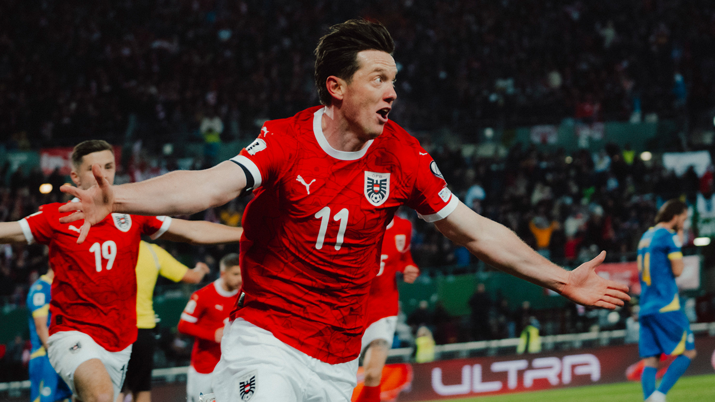 Nahaufnahme von ÖFB-Stürmer Michael Gregoritsch beim Torjubel im roten Heimtrikot