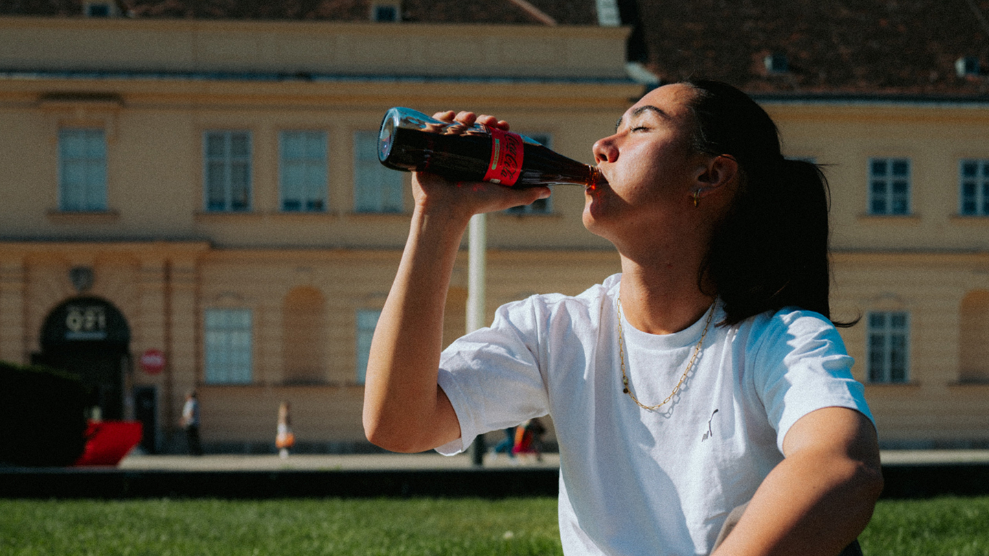 Manuela Zinsberger bei einer Erfrischungspause mit Coca-Cola Zero in Wien.