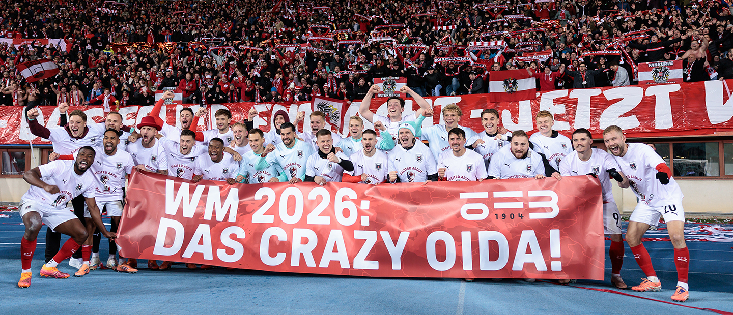 Großes Gruppenfoto des ÖFB Teams mit einem roten Banner mit der Aufschrift WM 2026: Das Crazy Oida!