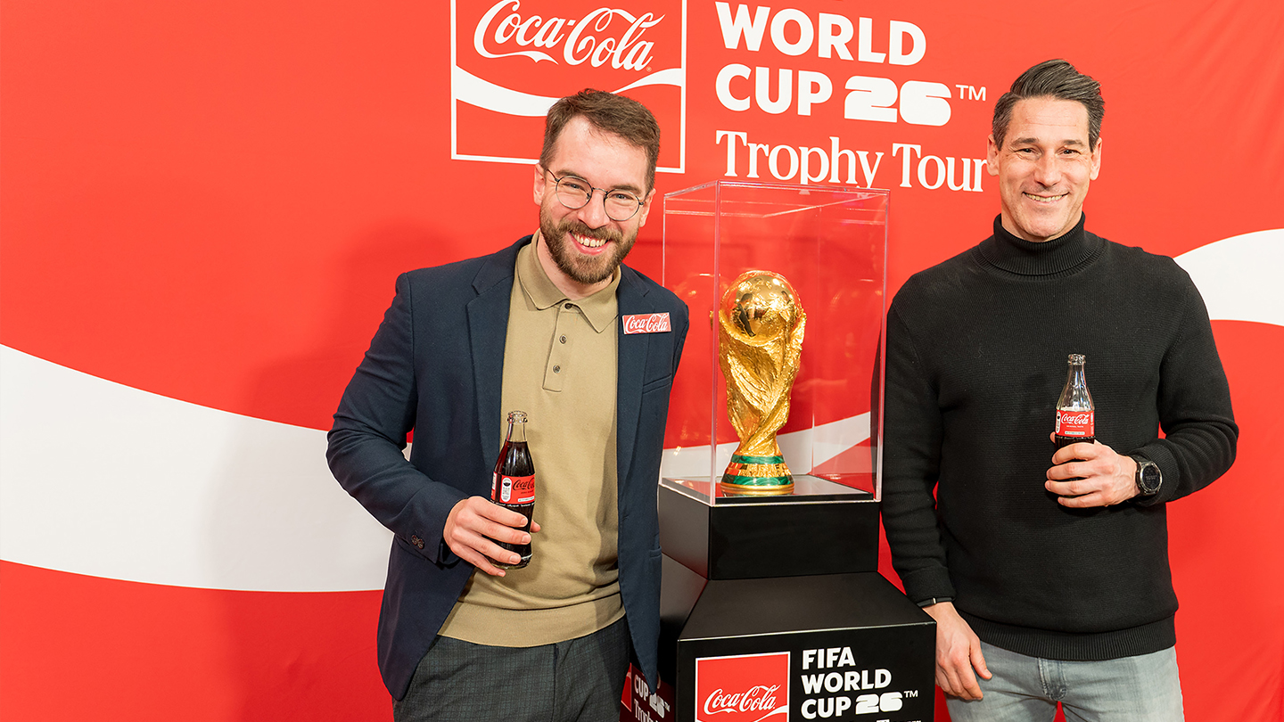 Helge Payer und Andreas Onea mit der FIFA WM-Trophäe bei der Coca-Cola Trophy Tour in Wien.