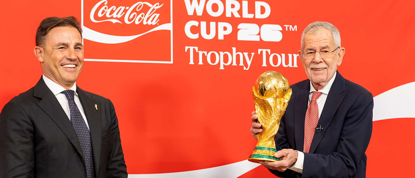 Bundespräsident Alexander Van der Bellen und Fabio Cannavaro mit dem FIFA WM-Pokal in Wien.