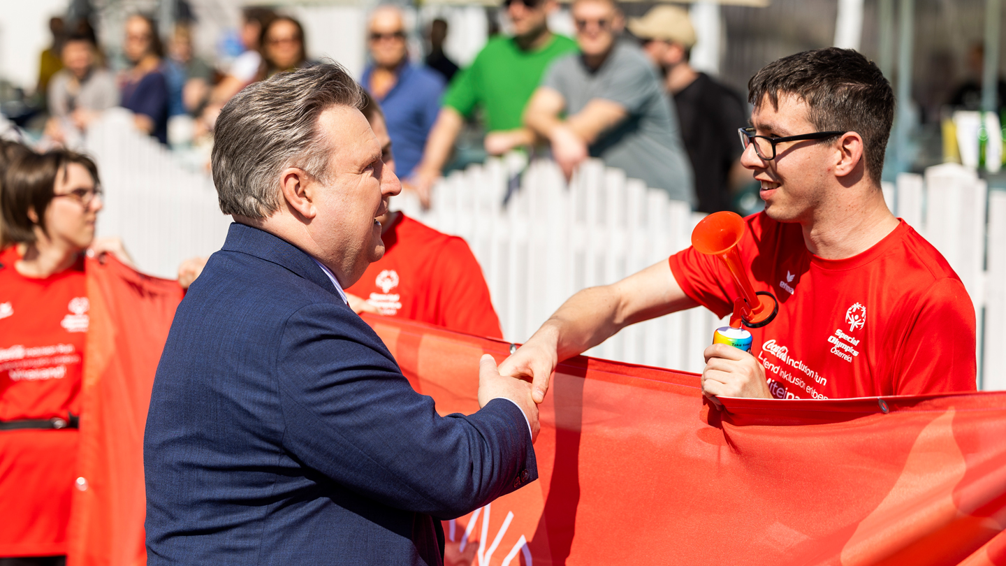 Bürgermeister Ludwig schüttelt Teilnehmer die Hand