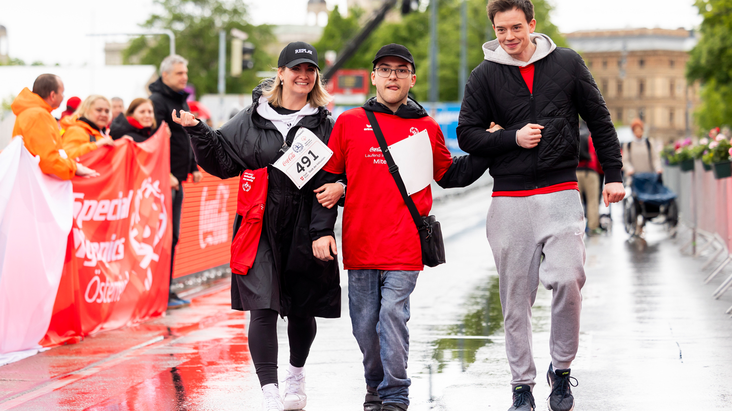 Philipp Hansa und Gabi Hiller laufen mit Teilnehmer