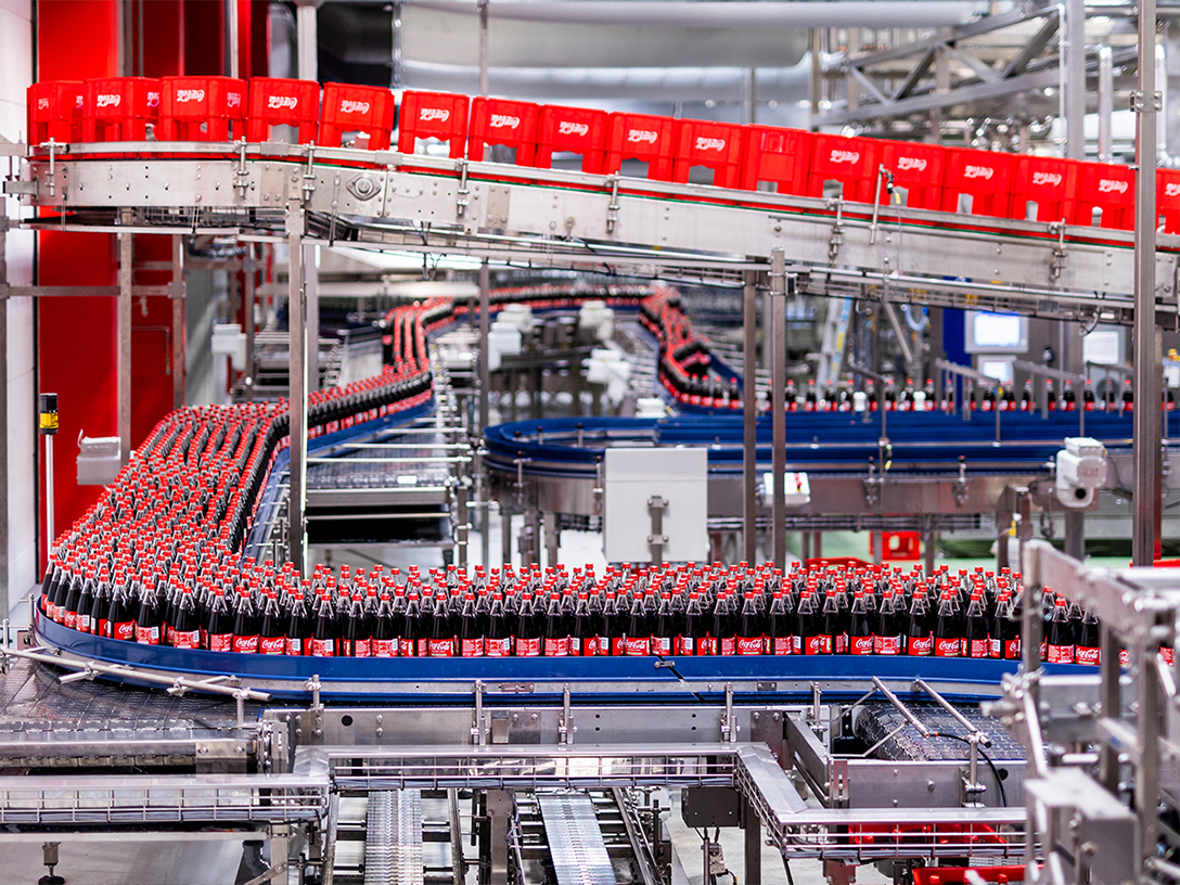 Die Coca-Cola Mehrwegflaschen aus Glas in der Produktion