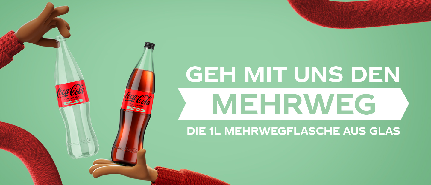 Eine leere und eine volle Coca-Cola Mehrwegflasche aus Glas