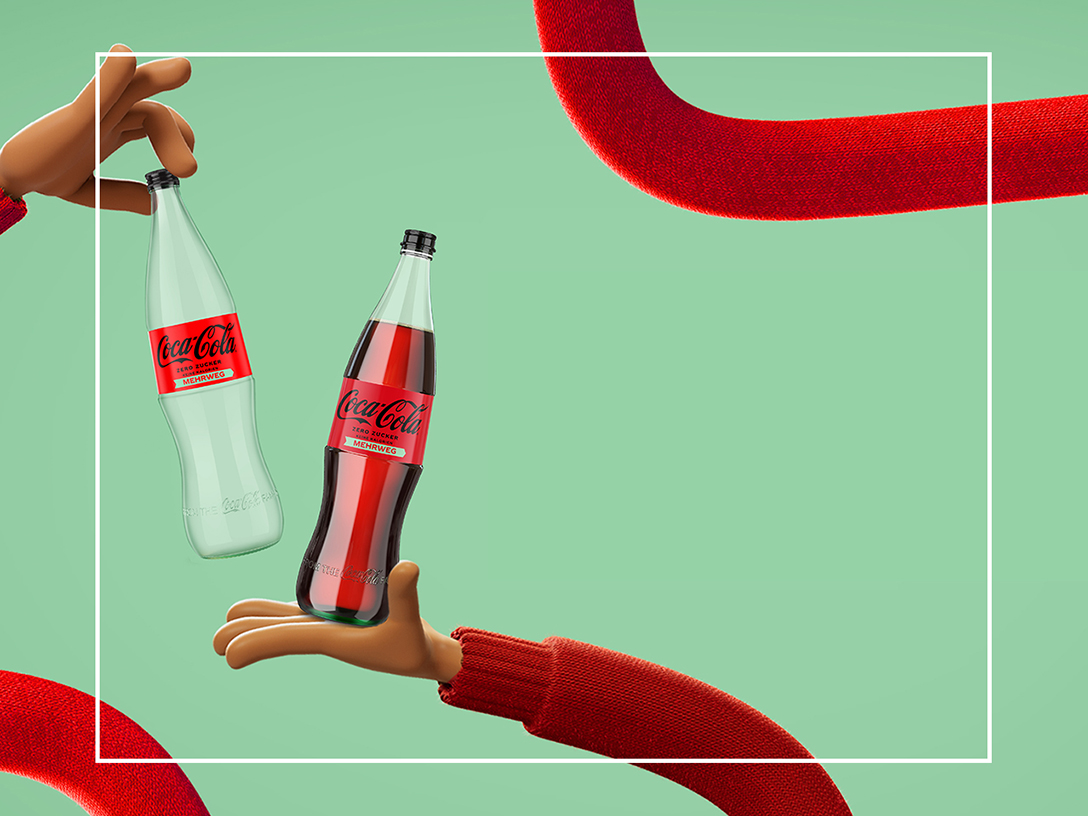 Eine leere und eine volle Coca-Cola Mehrwegflasche aus Glas