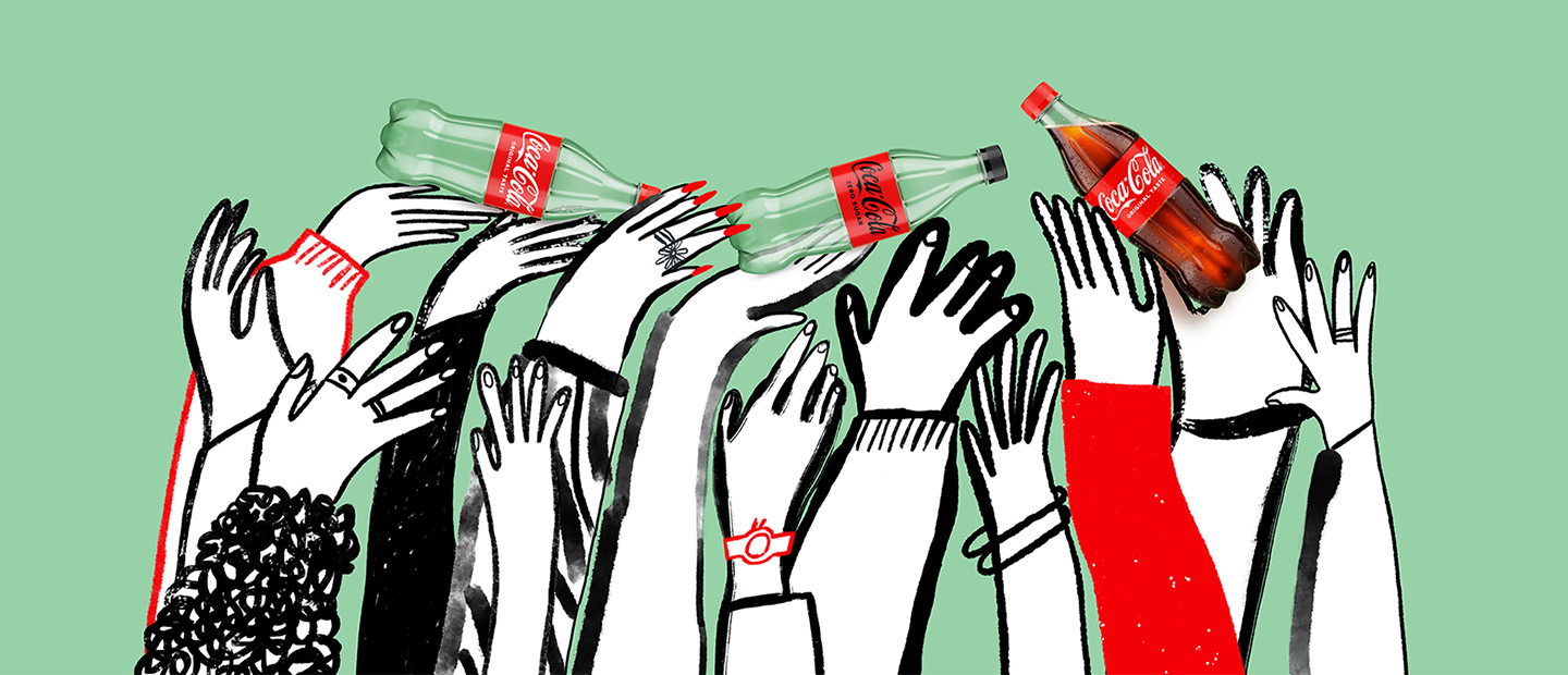 Eine leere und eine volle Coca-Cola Mehrwegflasche aus Glas