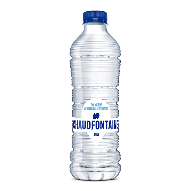 Bouteille en plastique transparente d’eau minérale naturelle plate Chaudfontaine, avec bouchon bleu et étiquette indiquant « 60 years of natural filtration – Still ».