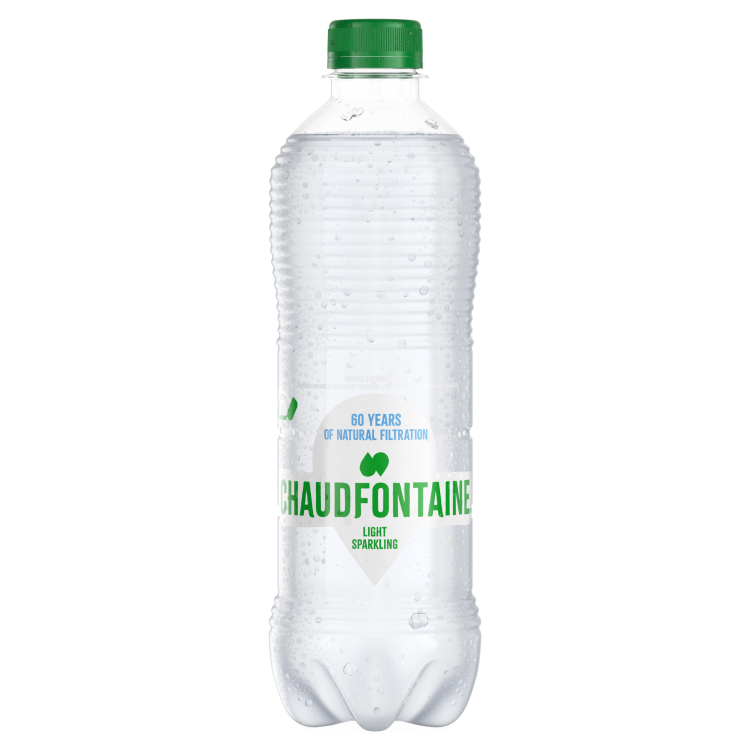 Bouteille en plastique transparente d’eau minérale naturelle légèrement pétillante Chaudfontaine, avec bouchon vert et étiquette indiquant « 60 years of natural filtration – Light Sparkling ».