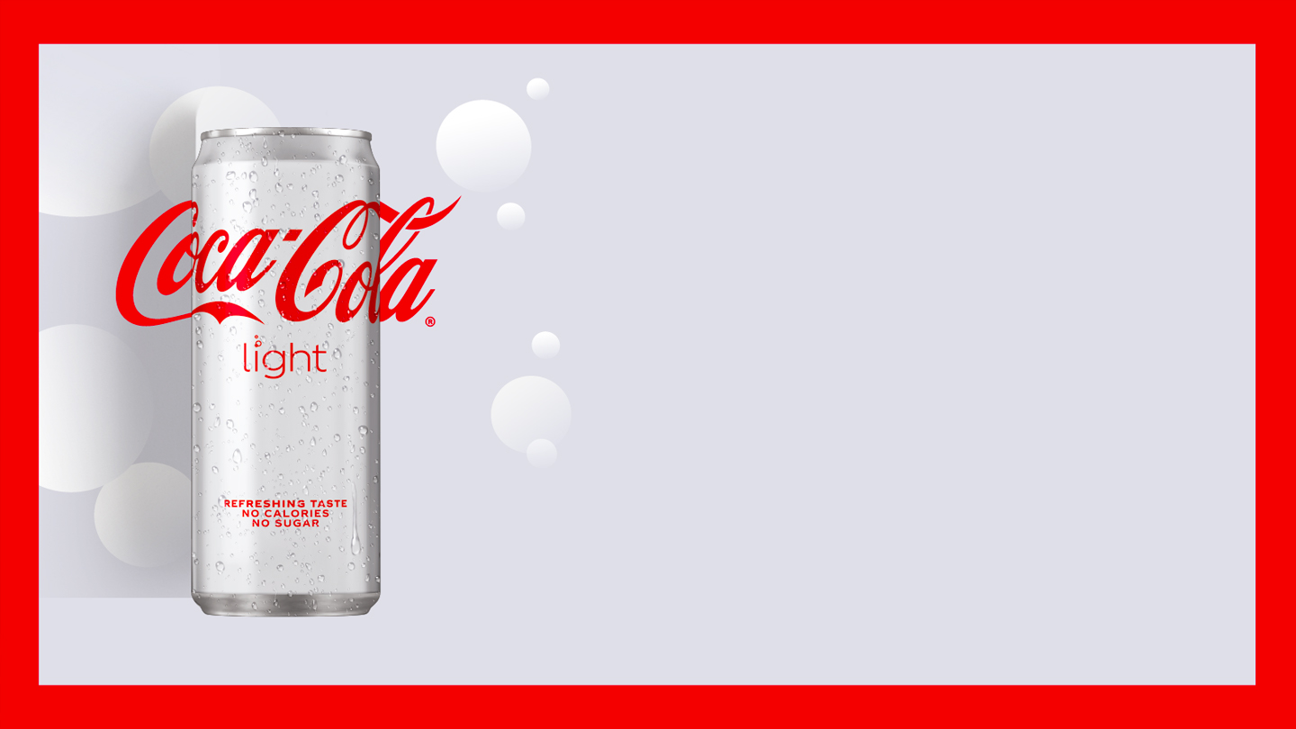 Image d’une canette argentée de Coca-Cola Light avec le logo « Coca-Cola » en rouge et le mot « light » en petit rouge dessous. La canette affiche aussi la mention « Refreshing Taste, No Calories, No Sugar ». En arrière-plan, des bulles blanches se détachent sur un fond gris clair.