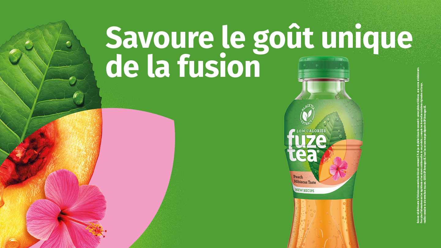 Fond vert vif avec à gauche un gros plan d’une feuille verte perlée de gouttelettes d’eau, un morceau de pêche juteuse et une fleur d’hibiscus rose. À droite, une bouteille de Fuze Tea goût « pêche-hibiscus », étiquette verte et orange comportant une image de feuille, de quartier de pêche et de fleur d’hibiscus. En haut à gauche, texte blanc : « Savoure le goût unique de la fusion ».