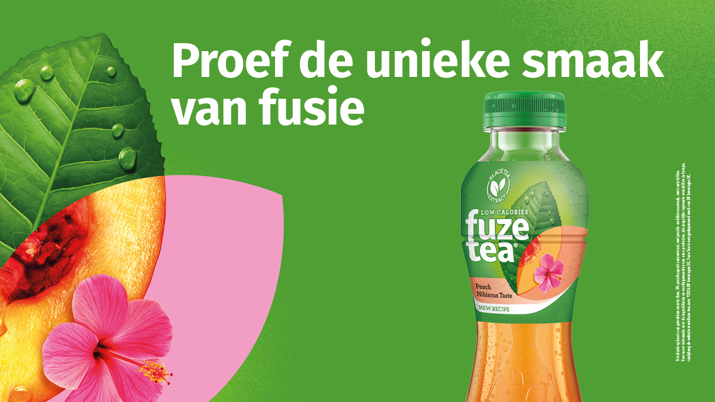Zelfde groene achtergrond als het eerste beeld, met links een groene blad met waterdruppels, een perzikpart en een hibiscus bloem, en rechts een fles Fuze Tea “perzik-hibiscus”. Linksboven witte tekst: “Proef de unieke smaak van fusie”.