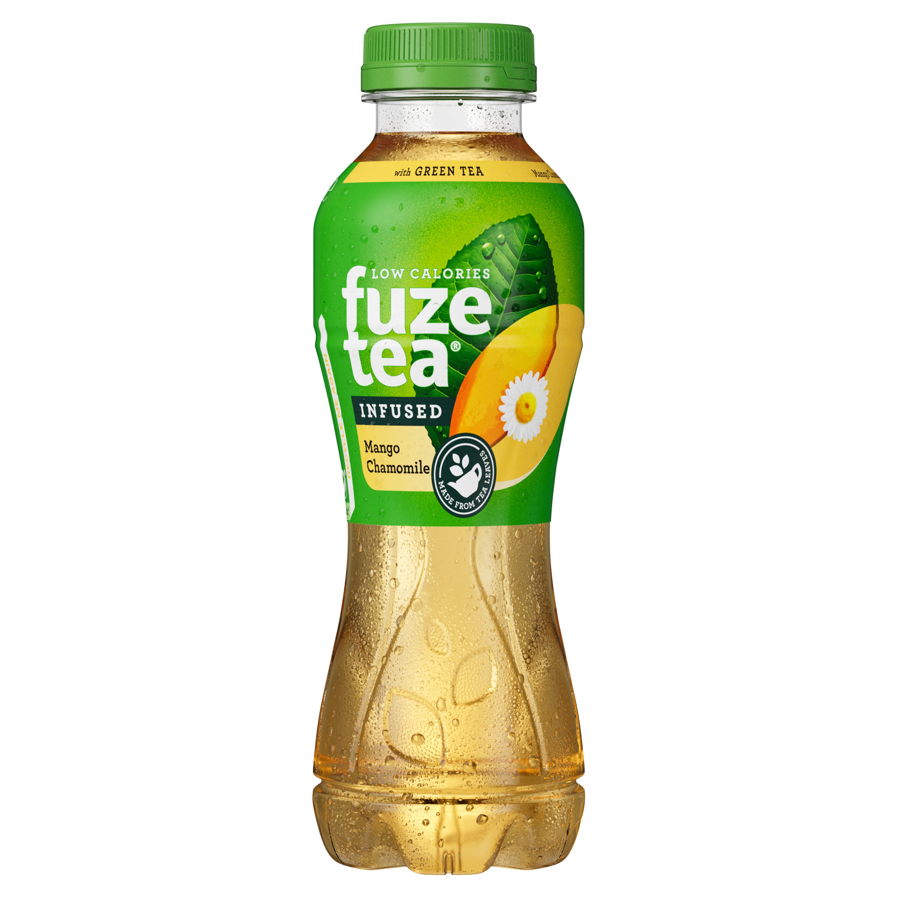 Fles Fuze Tea groene thee mango-kamille, groene en gele etikettering met afbeelding van mango en witte kamillebloem, goudgele drank. Opschrift “Infused Green Tea”.