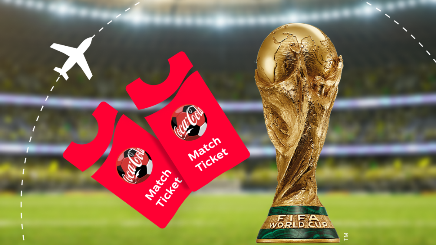 Illustration promotionnelle sur le thème du football montrant le trophée doré de la Coupe du Monde de la FIFA sur un terrain de stade en arrière‑plan. À gauche, deux billets rouges Coca‑Cola Match Ticket apparaissent avec une icône d’avion stylisée suggérant un voyage pour assister à un match.