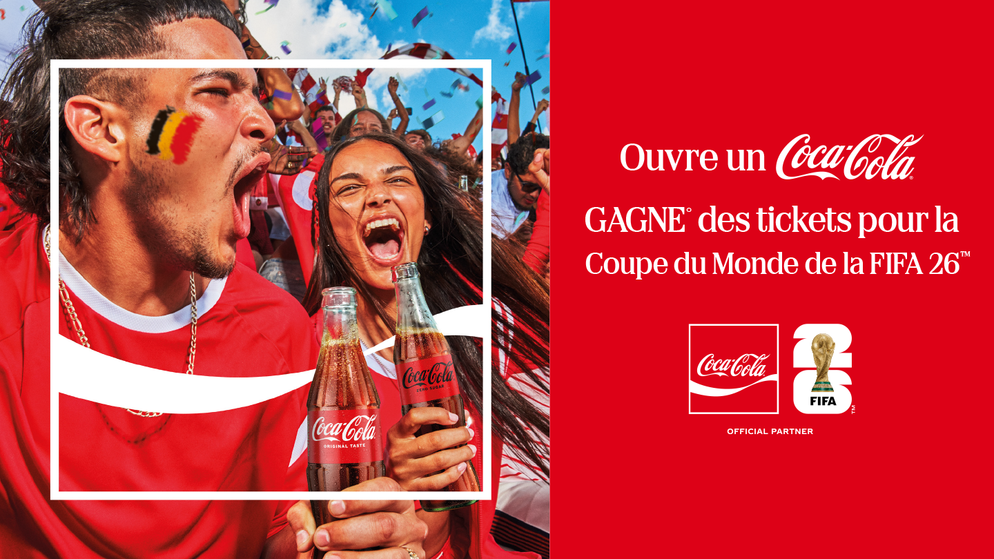Visuel promotionnel Coca‑Cola montrant une personne portant un haut rouge et tenant une bouteille de Coca‑Cola, entourée d’une foule festive ; à droite, le texte « Ouvre un Coca‑Cola, gagne des tickets pour la Coupe du Monde de la FIFA 26 » avec les logos Coca‑Cola et Coupe du Monde de la FIFA 26.