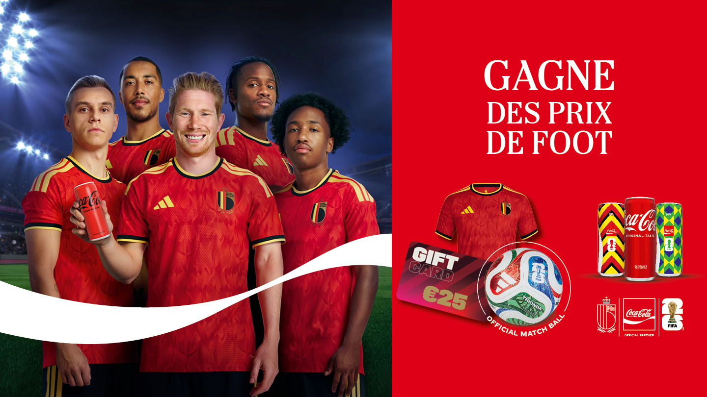 Image promotionnelle montrant cinq joueurs de football portant des maillots rouges de l’équipe nationale belge dans un stade éclairé. L’un des joueurs tient une canette de Coca‑Cola. À droite, sur fond rouge, le texte « GAGNE DES PRIX DE FOOT » apparaît avec des images d’un maillot belge, d’un ballon de match officiel, d’une carte‑cadeau de 25 € et de plusieurs canettes Coca‑Cola.
