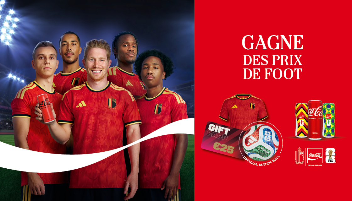 Cinq joueurs de football en maillots rouges de l’équipe nationale se tiennent ensemble dans un stade éclairé ; l’un d’eux tient une canette de Coca‑Cola. À droite, un panneau rouge affiche le texte « Gagne des prix de foot » avec des images de lots : un maillot, une carte cadeau de 25 €, un ballon de match officiel et des canettes Coca‑Cola, accompagnés de logos en bas.
