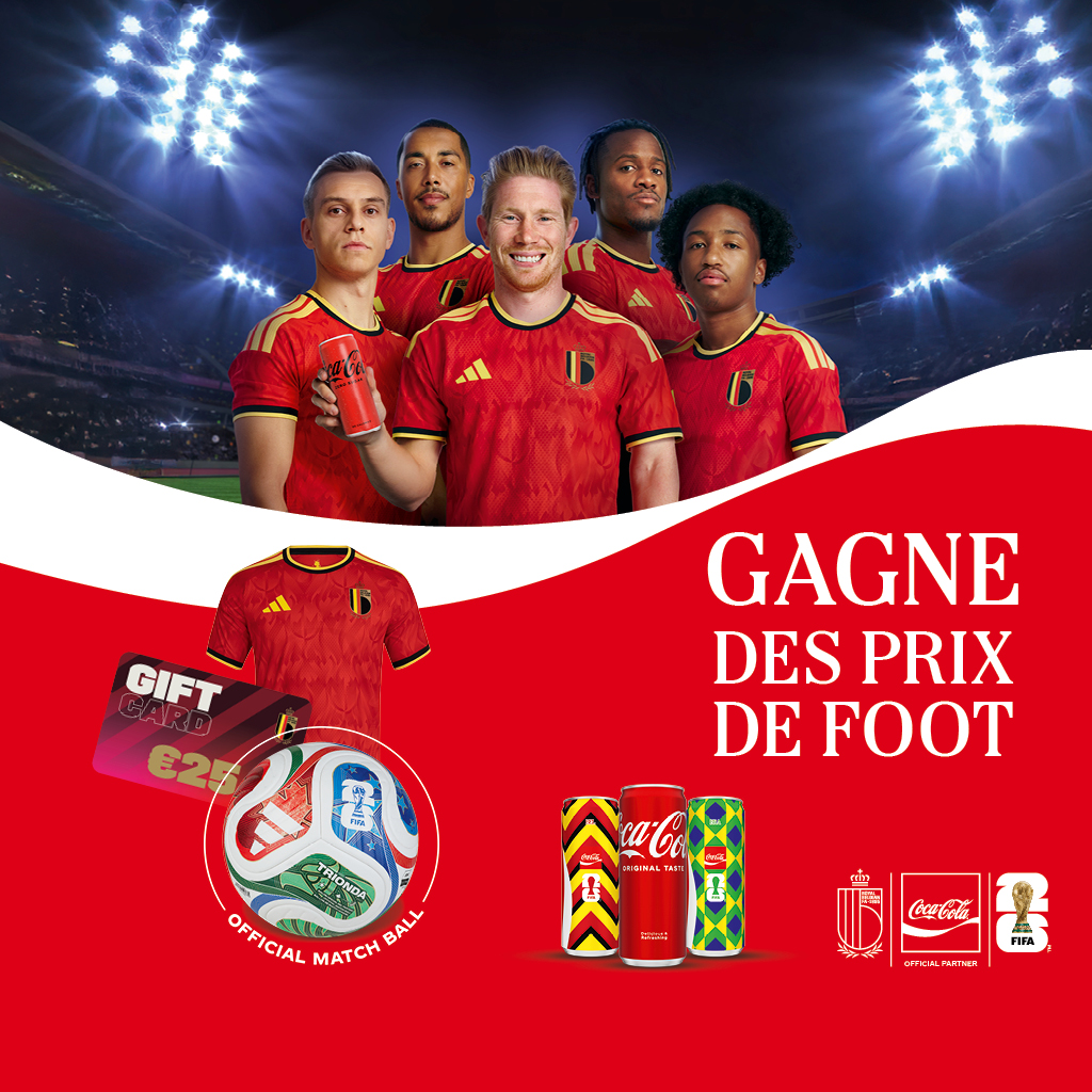 Cinq joueurs de football en maillots rouges de l’équipe belge se tiennent ensemble dans un stade éclairé ; l’un d’eux tient une canette de Coca‑Cola. En bas, sur un fond rouge, apparaît le texte « Gagne des prix de foot » avec des images des récompenses : un maillot de football, une carte cadeau de 25 €, un ballon de match officiel et des canettes Coca‑Cola, accompagnées de logos officiels.