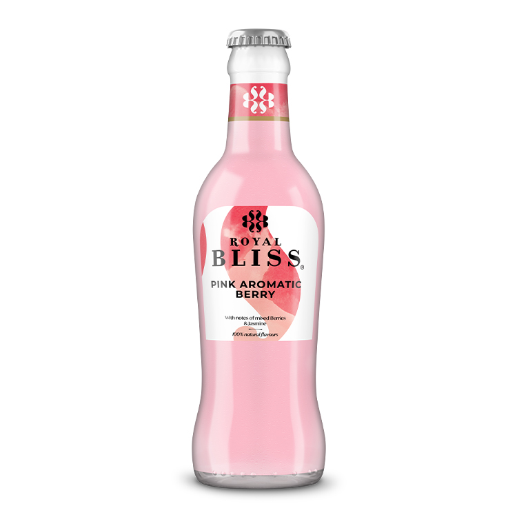 Bouteille transparente « Royal Bliss – Pink Aromatic Berry » sur fond blanc, remplie de liquide rose clair. Texte : « With notes of mixed berries & jasmine – 100% natural flavours ».