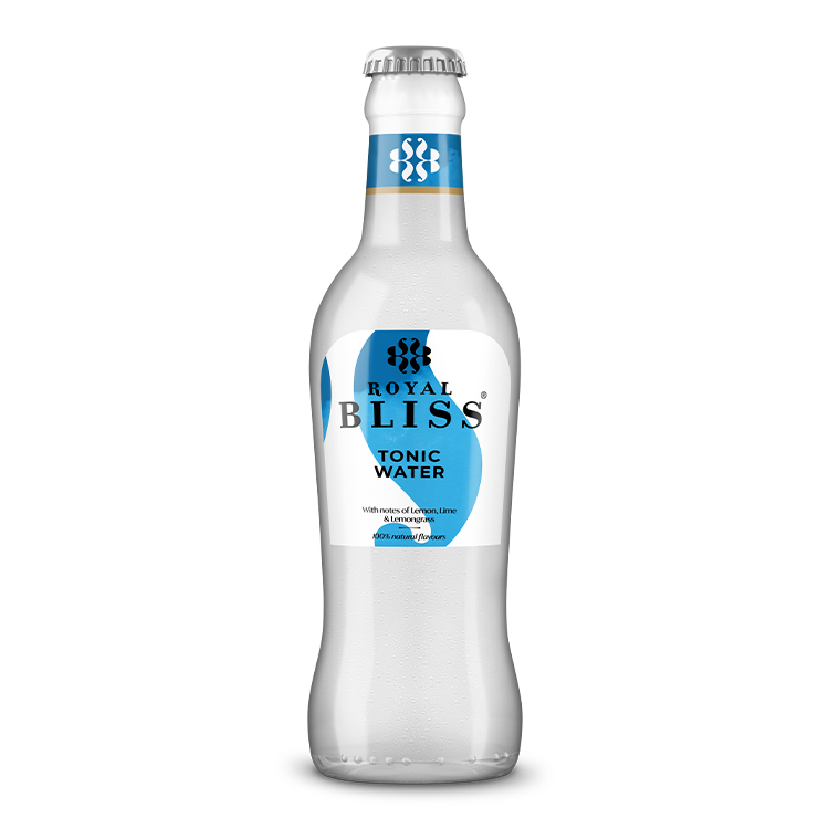 Bouteille « Royal Bliss – Tonic Water » contenant un liquide translucide légèrement nacré. Texte : « Tonic Water – With natural quinine – 100% natural flavours ».