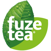 Logo avec une grande feuille verte comportant quelques gouttes d’eau, et le nom "fuze tea" écrit en lettres blanches dessus.