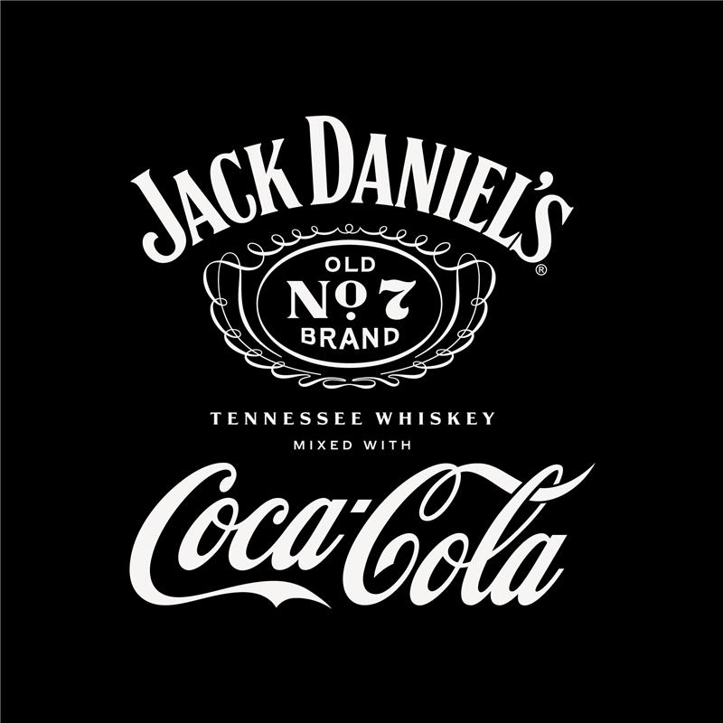 Image en noir et blanc avec le logo Jack Daniel's en haut, incluant le texte « Old No. 7 Brand » dans un emblème élégamment encadré. En dessous, on peut lire en majuscules « Tennessee Whiskey Mixed With », suivi du logo emblématique Coca-Cola en lettres blanches décoratives. Le fond est entièrement noir, avec tous les textes et éléments graphiques en blanc.