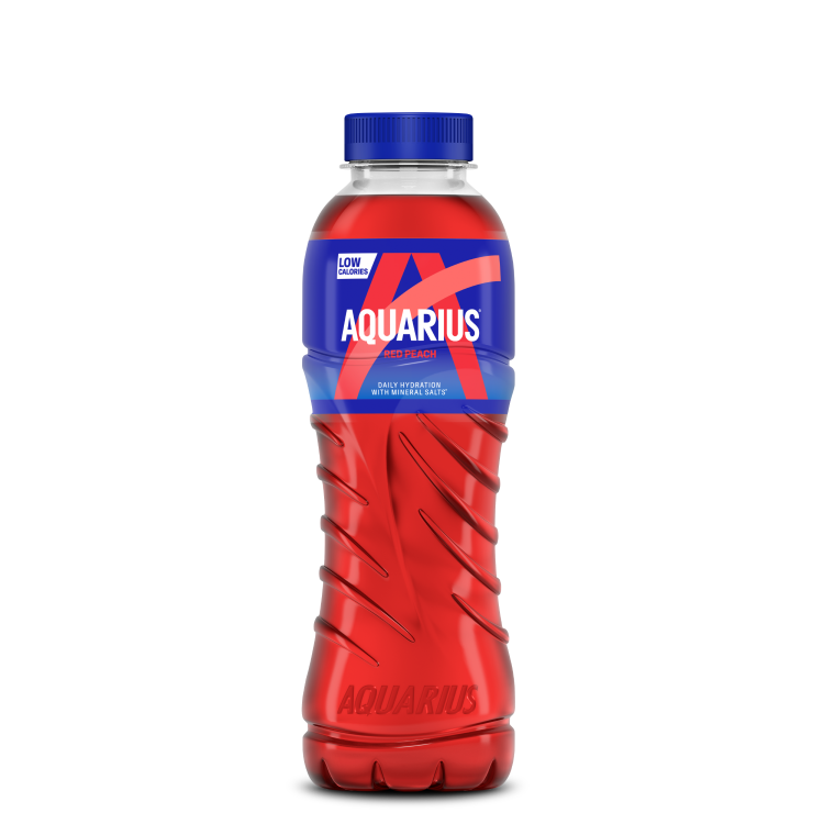 Bouteille rouge de boisson Aquarius "Red Peach", avec bouchon bleu et étiquette bleue et rouge indiquant "Low Calories".