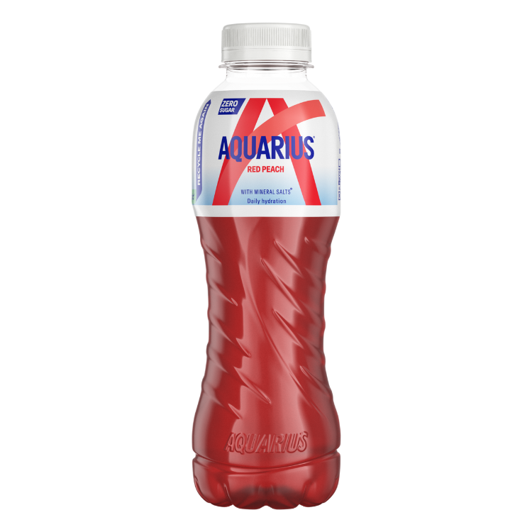 Bouteille rouge de boisson Aquarius "Red Peach Zero Sugar", avec bouchon blanc et étiquette blanche et rouge indiquant "Zero Sugar".