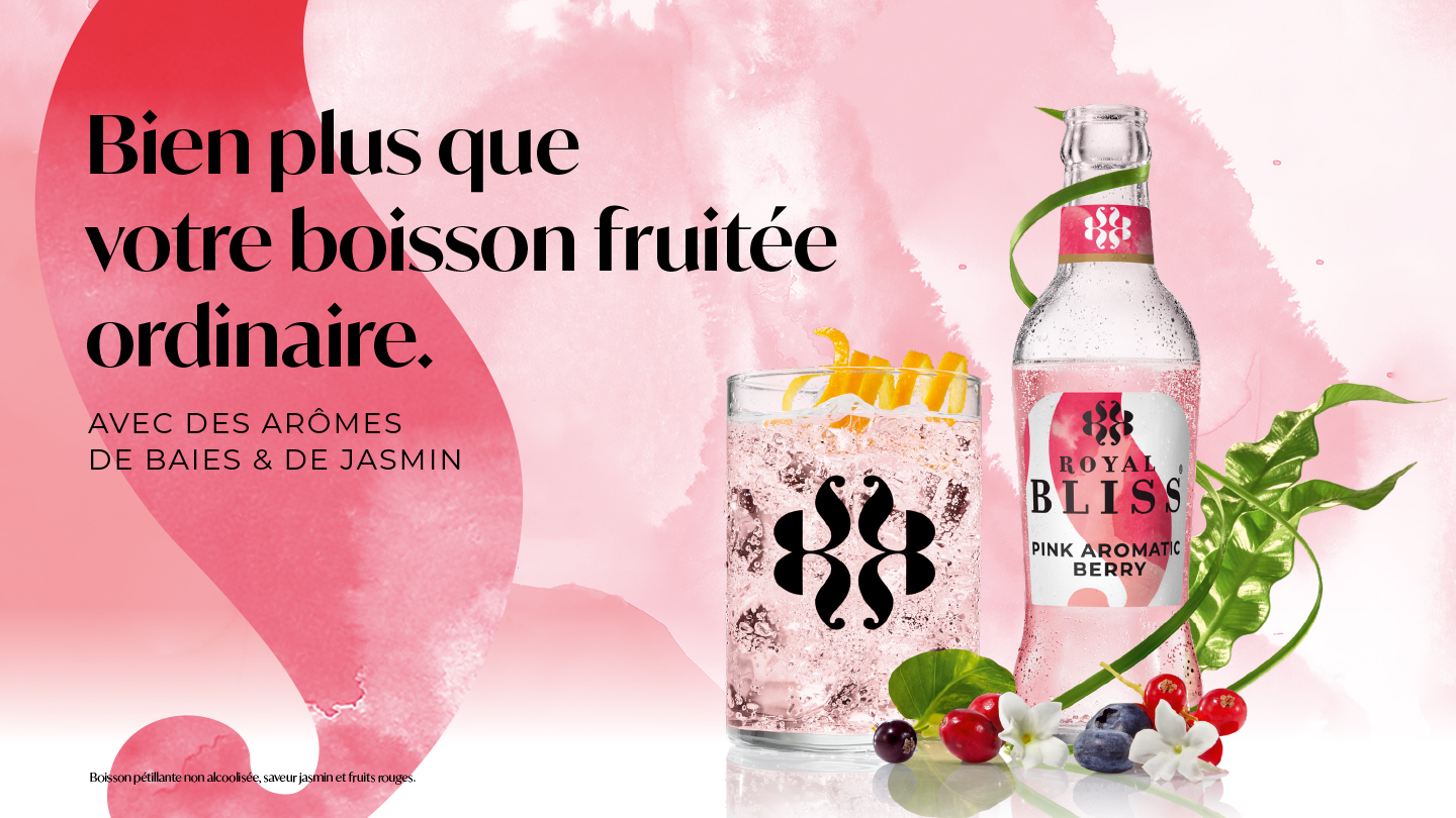 Fond rose aquarelle avec texte noir en gros caractères : « Bien plus que votre boisson fruitée ordinaire. » et en plus petit : « Avec des arômes de baies & de jasmin ». À droite, une bouteille transparente « Royal Bliss – Pink Aromatic Berry » contenant un liquide rose clair, et un verre assorti rempli de boisson pétillante rose avec glaçons, zestes d’orange et bulles. Autour du verre et de la bouteille, décor de feuilles vertes, petites baies rouges, myrtilles et fleurs blanches.