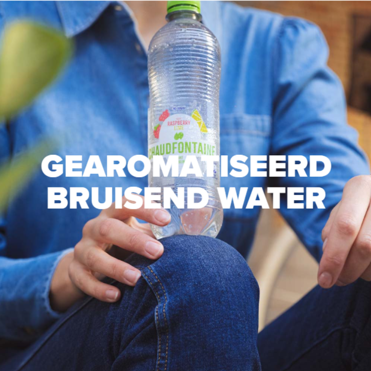 Persoon in jeans houdt een plastic fles Chaudfontaine bruisend water met smaak, etiket met groene bladeren, zittend in een ontspannen houding. Tekst op de afbeelding: « GEAROMATISEERD BRUISEND WATER ».
