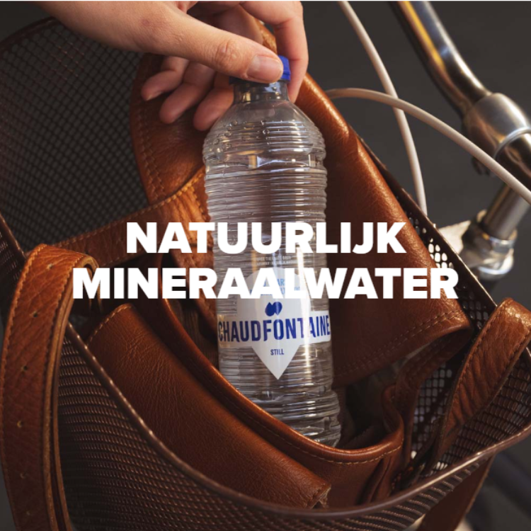 Hand haalt een plastic fles Chaudfontaine natuurlijk mineraalwater uit een bruine leren tas, klaar om onderweg te drinken. Tekst op de afbeelding: « NATUURLIJK MINERAALWATER ».