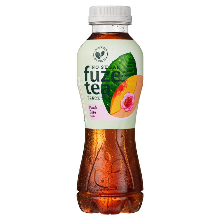 Een plastic fles ijsthee van Fuze Tea zonder suiker, gevuld met donkere thee, met een lichtgroen etiket waarop perzik en roos staan en de smaak “Black Tea Peach Rose”.