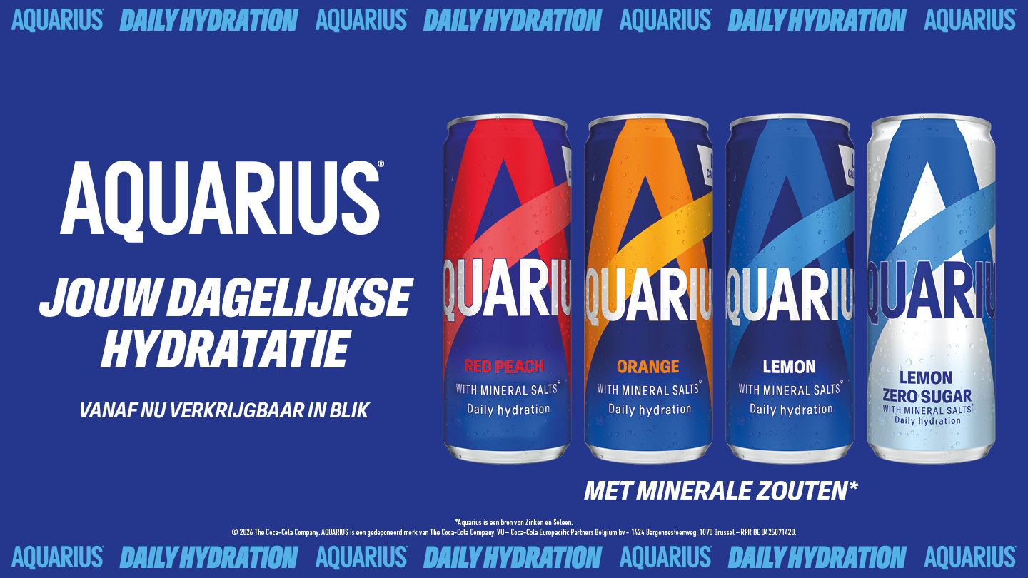 Promotionele Aquarius‑banner met vier blikjes (Red Peach, Orange, Lemon en Lemon Zero Sugar) en de tekst « Jouw dagelijkse hydratatie – nu verkrijgbaar in blik – met minerale zouten ».