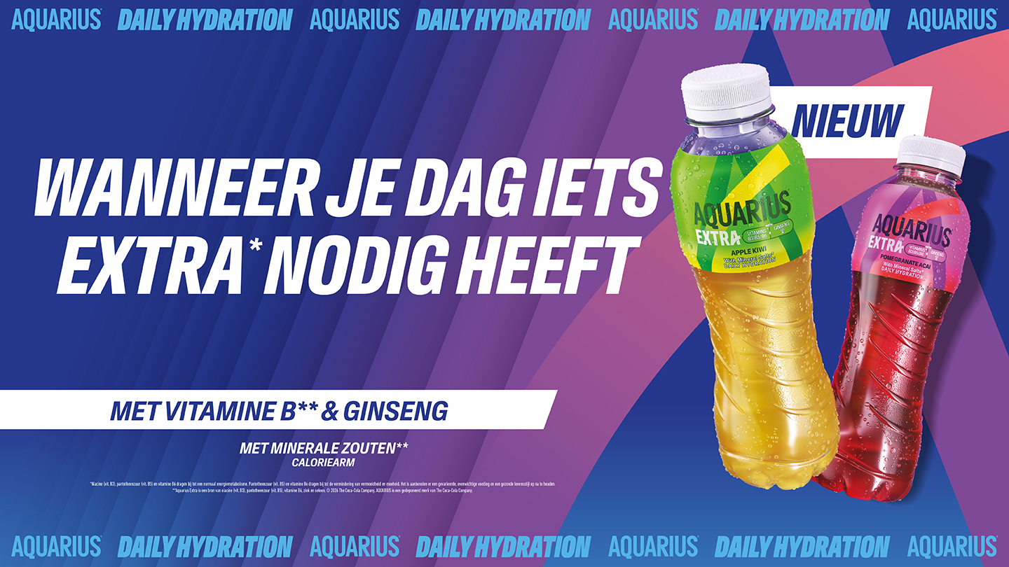 Promotionele Aquarius Extra‑banner met twee flessen (appel‑kiwi en granaatappel‑açaí) met de tekst « Wanneer je dag iets extra nodig heeft », met vitamine B, ginseng en minerale zouten, nieuw product.