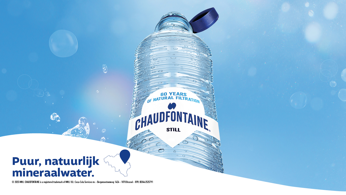 Fles Chaudfontaine plat mineraalwater van doorzichtig plastic met een blauwe dop, omringd door luchtbellen tegen een blauwe achtergrond. Etiket met de tekst “60 years of natural filtration” en “Puur en natuurlijk mineraalwater” met een kaart van België en een locatieaanduiding.