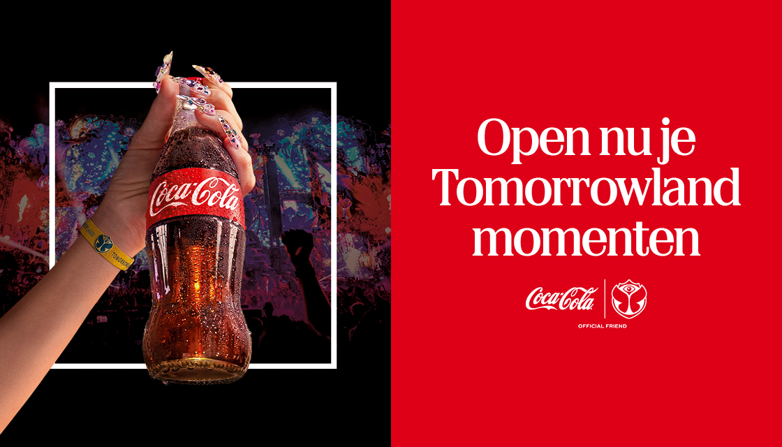 Een hand houdt een glazen fles Coca‑Cola omhoog tegen een sfeervolle achtergrond van een muziekfestival met licht en publiek. Rechts staat de tekst “Open nu je Tomorrowland momenten”, met het Coca‑Cola‑logo en het Tomorrowland‑logo eronder.