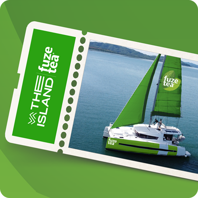 Voilier vert Fuze Tea naviguant sur l’eau, illustrant une expérience de voile à gagner.