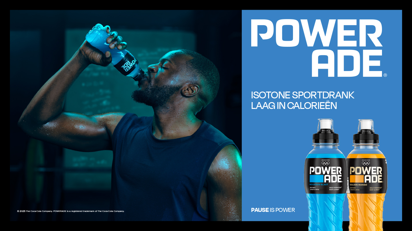 Een man in sportkleding drinkt uit een flesje blauwe Powerade in een fitnessomgeving. Rechts staat de tekst "Powerade – Isotone sportdrank, laag in calorieën" met afbeeldingen van twee Powerade-flessen in de smaken Mountain Blast (blauw) en Golden Mango (geel).