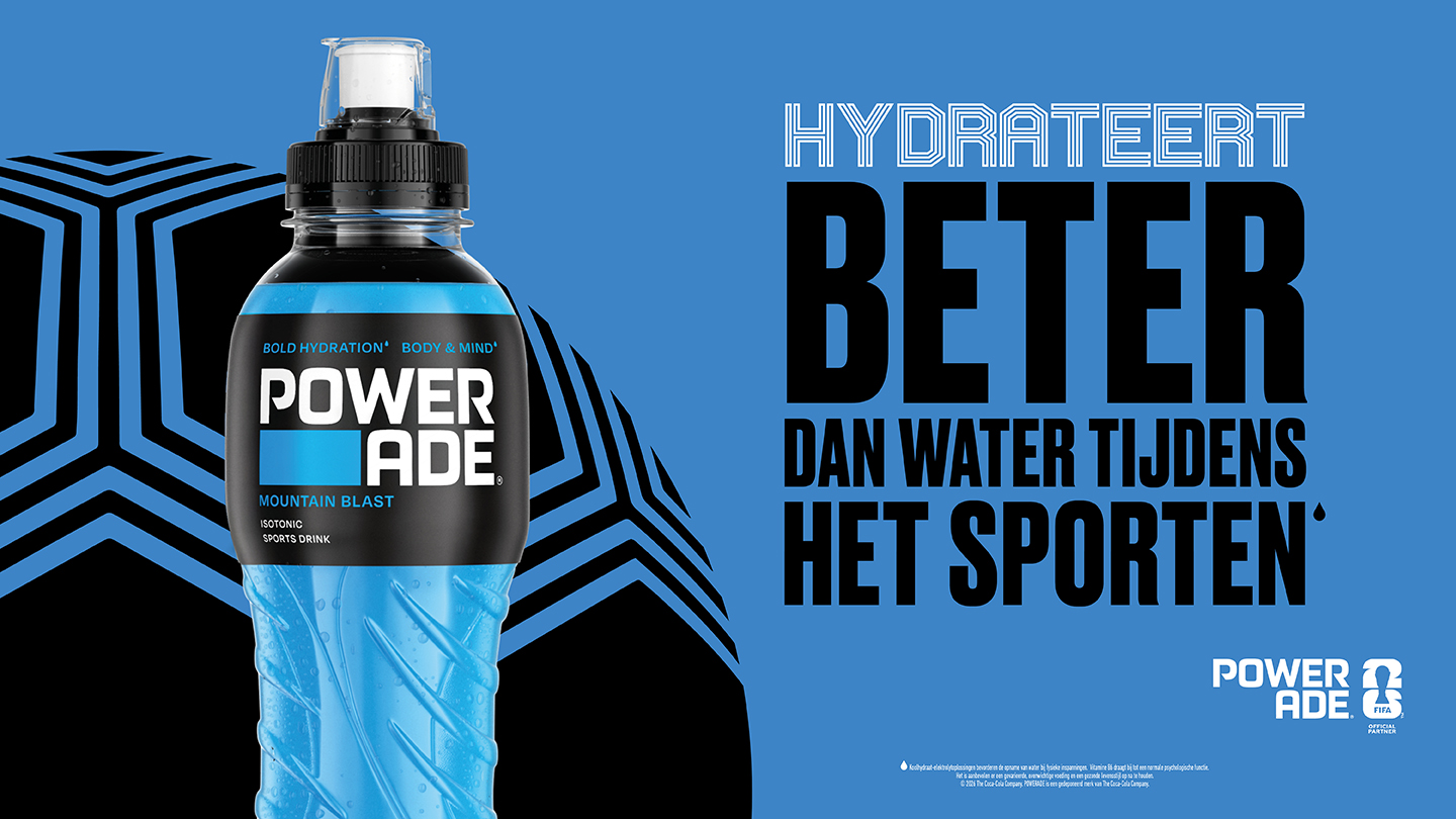 Powerade sportdrankfles met blauwe verpakking en de tekst “Hydrateer beter dan water tijdens het sporten”.