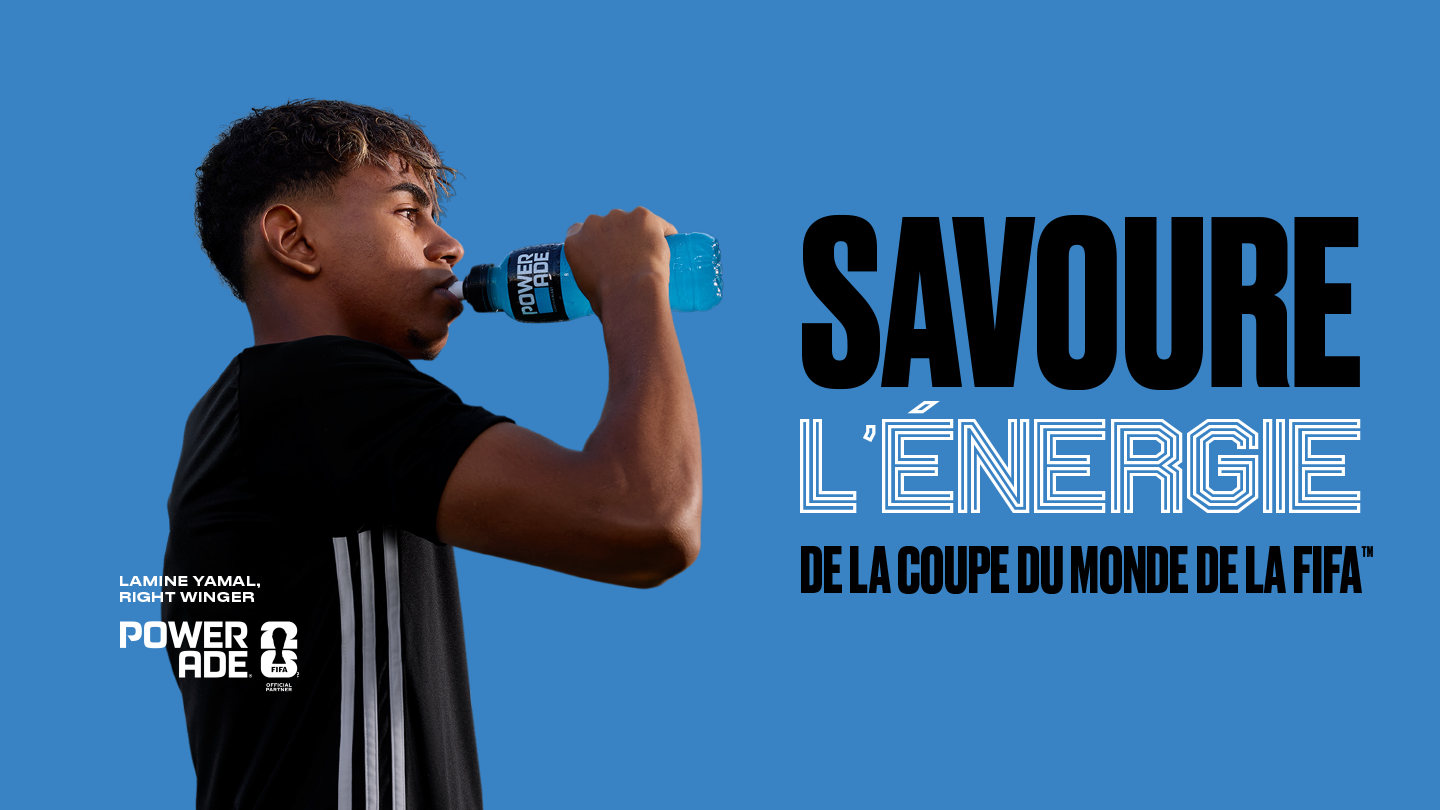 Un athlète boit une Powerade bleue sur un fond bleu, avec le texte : « Saisissez la puissance de la Coupe du Monde de la FIFA. »