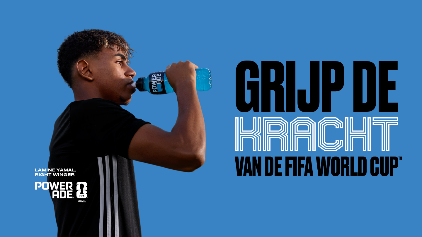 Een sporter drinkt een blauwe Powerade tegen een blauwe achtergrond met de tekst: “Grijp de kracht van de FIFA World Cup.”
