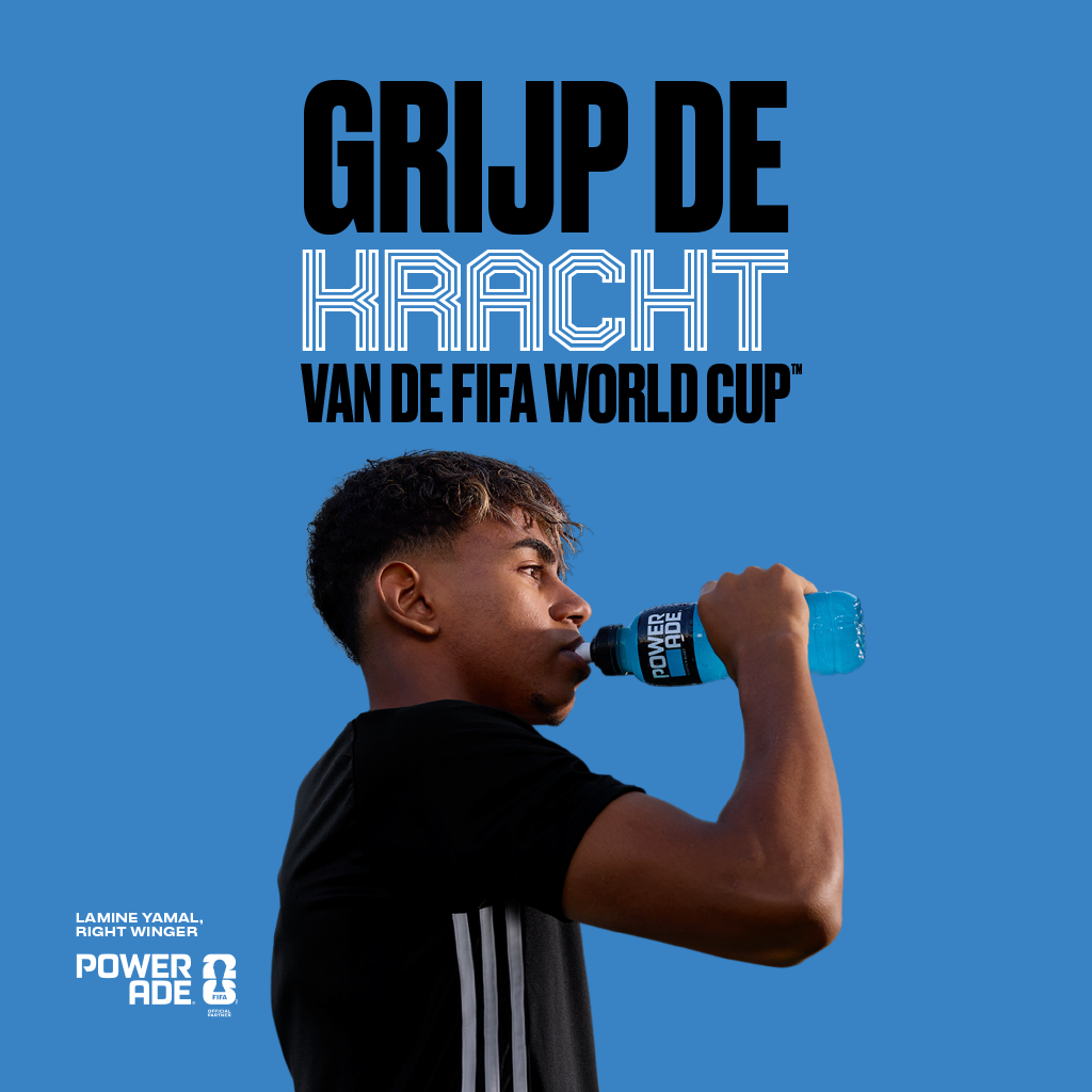 Een sporter drinkt een blauwe Powerade tegen een blauwe achtergrond met de tekst: “Grijp de kracht van de FIFA World Cup.”