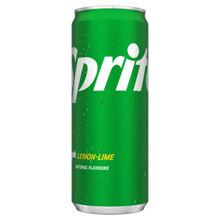 Groen blikje Sprite smaak « Lemon-Lime » met in witte letters « Sprite », en onderaan gele tekst: “LEMON-LIME NATURAL FLAVOURS”. Kleine waterdruppels bedekken het oppervlak.